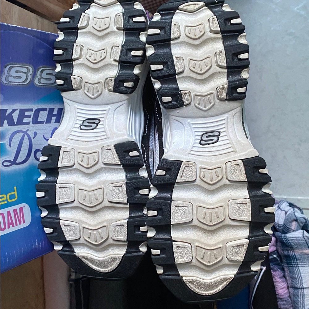 Skechers D'Lites Black and White Women's Sneakers - Picture 3 of 6